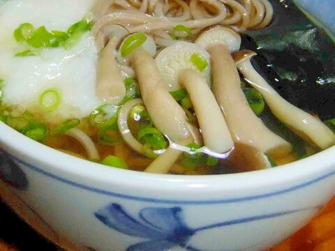 とろろ芋としめじとワカメの温かいお蕎麦